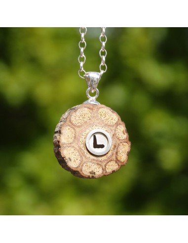 Personalized necklace. Initial " L "...